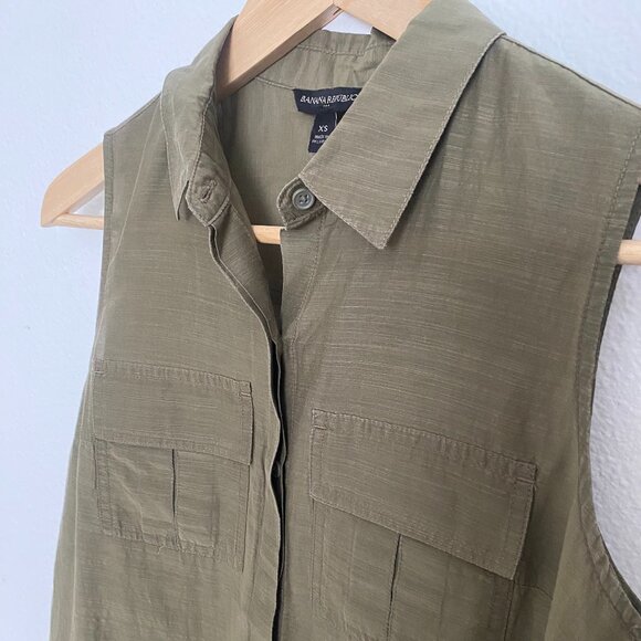 Banana Republic | Sleeveless Double Pocket Olive Button Up Shirt, Size XS - Picture 2 of 7